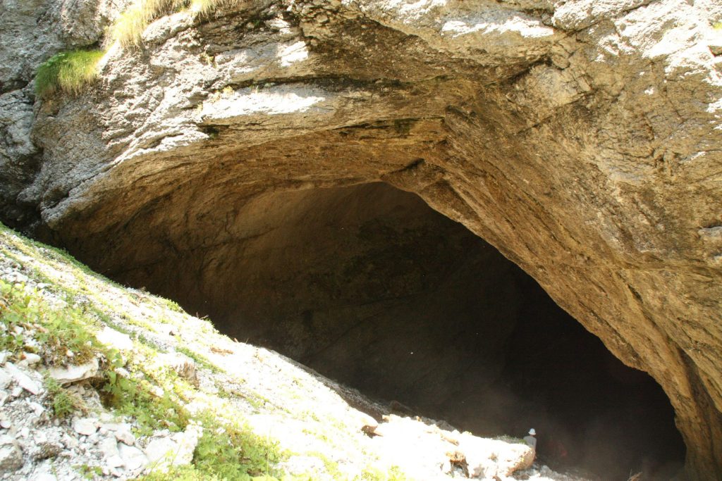 Cetatile Ponorului, vchod do jeskyně 