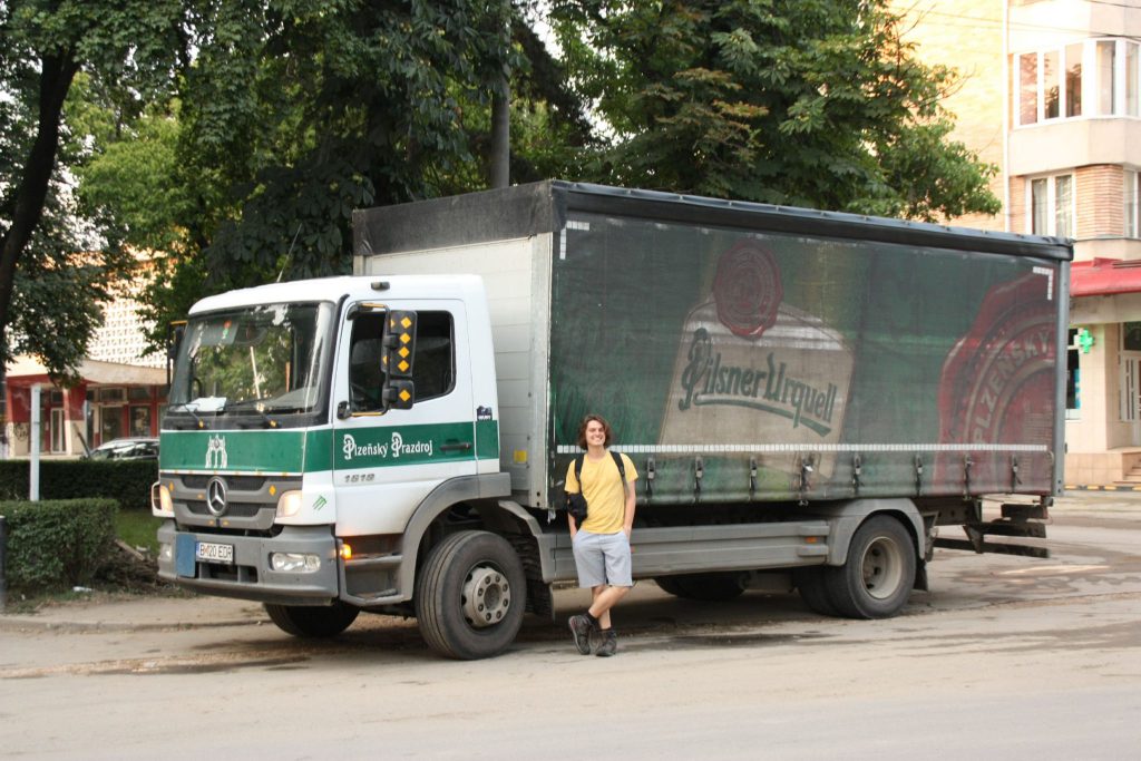 a jedna památeční fotka nakonec - Jarda u plzeňského náklaďáku v Rumunsku :)