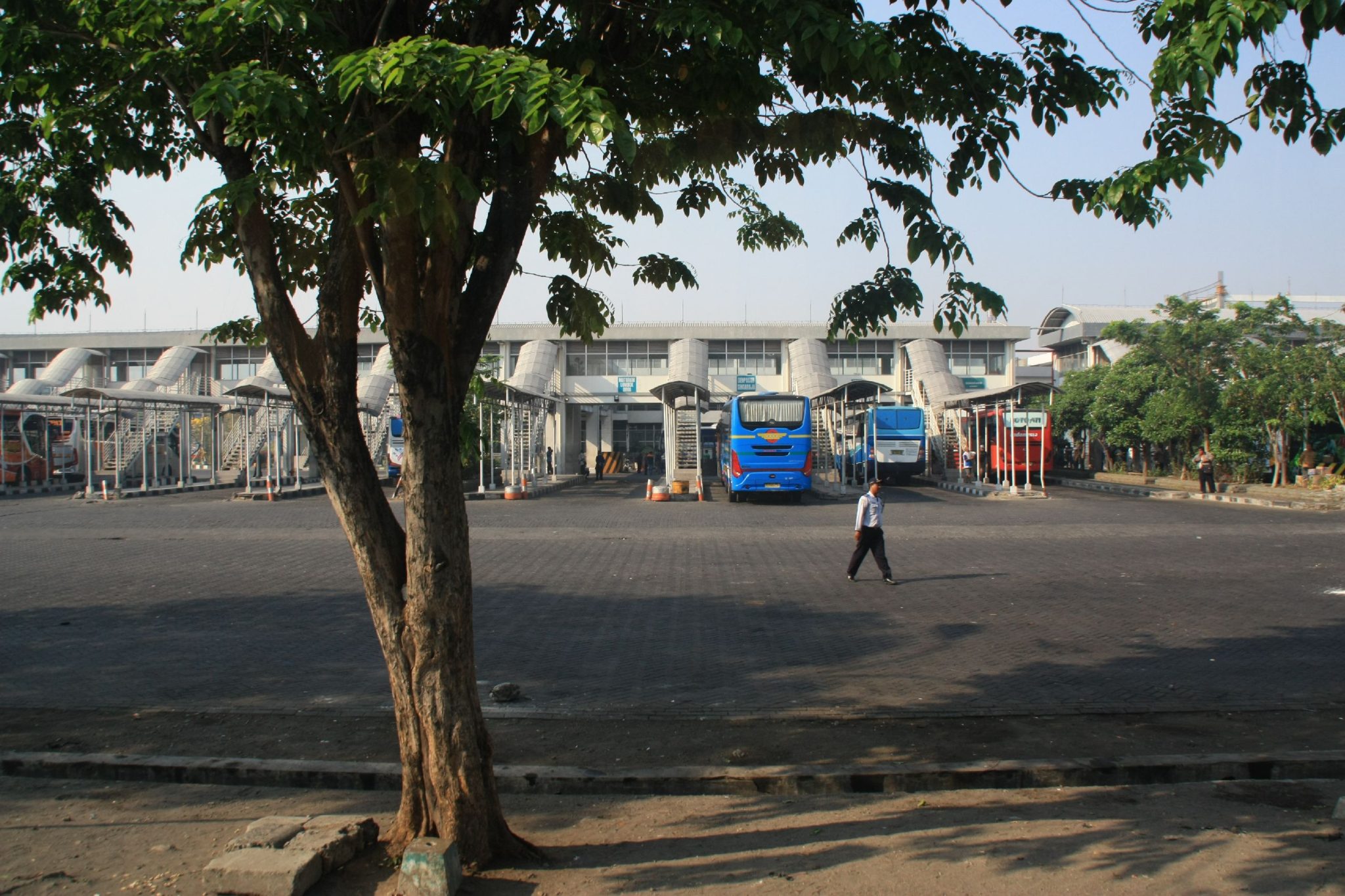 oficiální nástupiště ve městě Surabaya