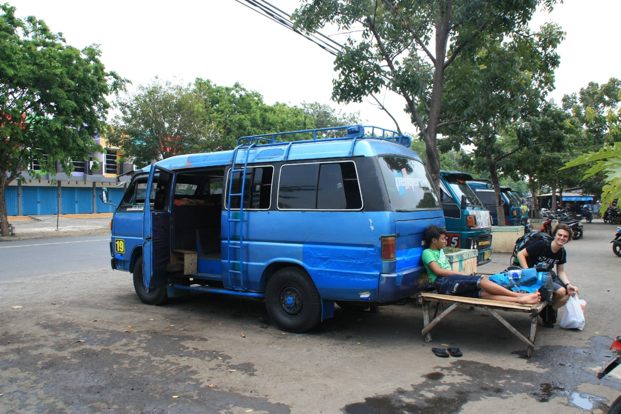 stanoviště minibusů vedle autobusového terminálu v Probolinggu