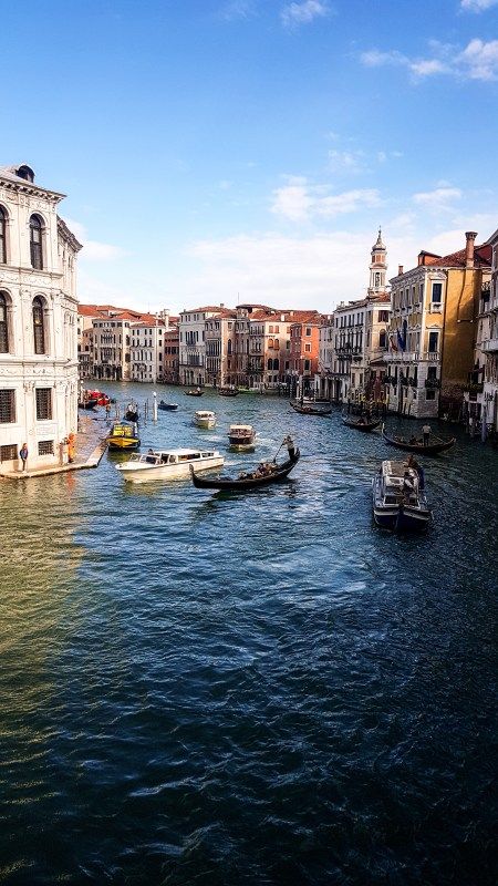 Kanály v Benátkách souží jako silnice u nás. Často během roku čelí město záplavám, nejvíce si toho turisté mohou všimnout na náměstí sv. Marka, které je nejníže položené místo ve městě.