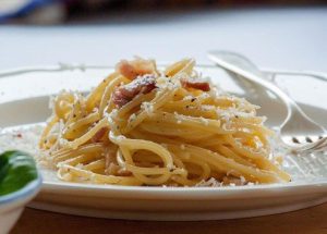 Velmi významným jídlem jsou Spaghetti alla carnonara, o původu tohoto jídla není psán přesný příběh, vyskytují se jich na internetu hned několik. Nejznámější verze říká, že jídlo vymysleli dřevorubci, kteří vyráběli uhlí a palivo, z oblasti Abruzzo.