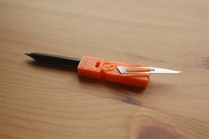 Multifunkční píšťalka s adaptérem na skalpel a nezlomitelnou tužku